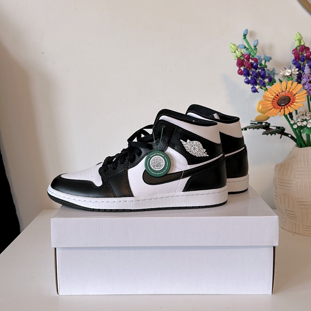 Air Jordan 1 Mid.